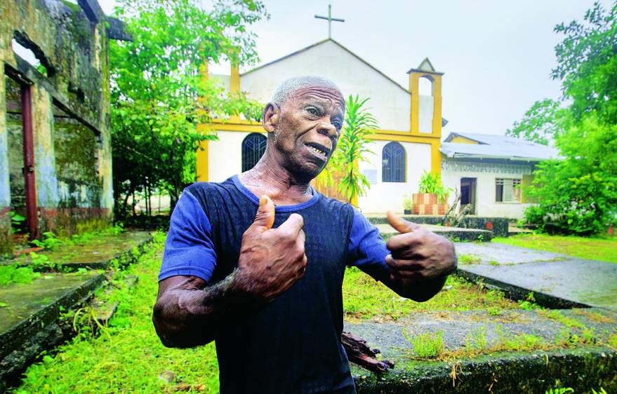 1. Domingo Chalá recogió a los muertos de la iglesia y este mes ayudará a la Fiscalía a exhumar los restos. 2. Bojayá está en ruinas, el monte se comió el pueblo viejo. 3. Hace 15 años, el padre Antún solo recuperó un Cristo mutilado de la Iglesia.