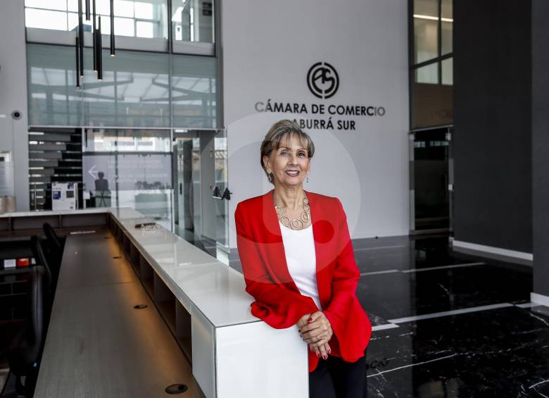 La presidente de la Cámara de Comercio del Aburrá Sur, Lillyam Mesa Arango, presenta hoy la renovada sede principal de la entidad, ubicada en el municipio de Itagüí. FOTO JAIME PÉREZ