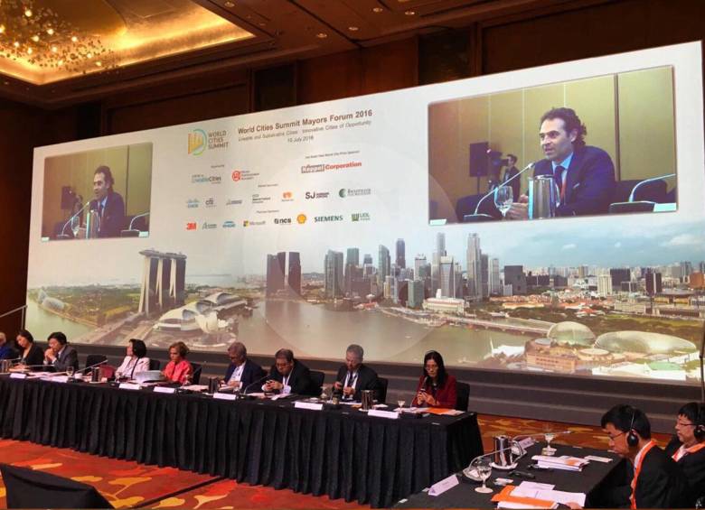 El momento en que el alcalde de Medellín, Federico Gutiérrez, presentaba la ciudad en el foro de alcaldes en la Cumbre Mundial de Ciudades en Singapur. FOTO cortesía alcaldía de medellín