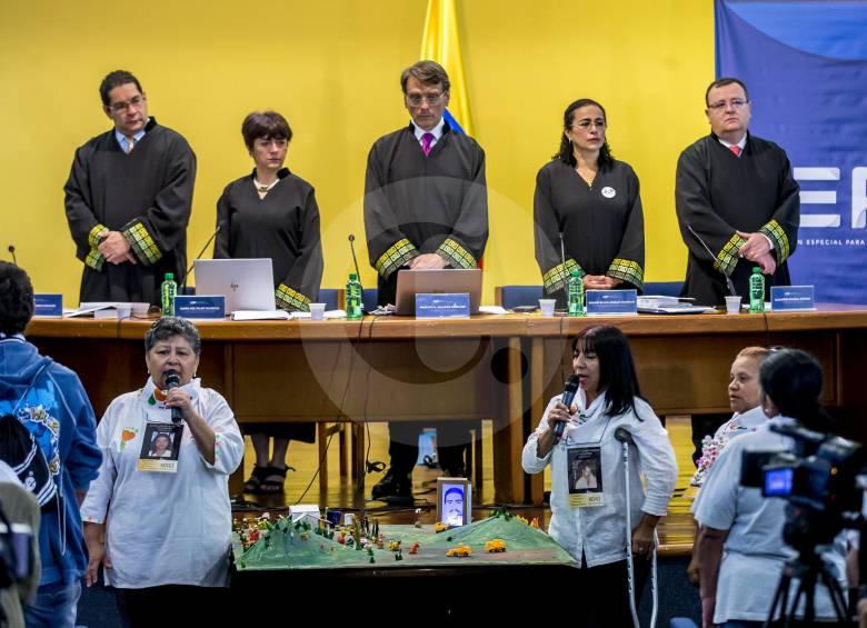 Víctimas de desaparición forzada en la comuna 13 se reunieron con magistrados en julio de 2019. Hace 15 días la JEP hizo una inspección en La Escombrera. FOTO juan antonio sánchez