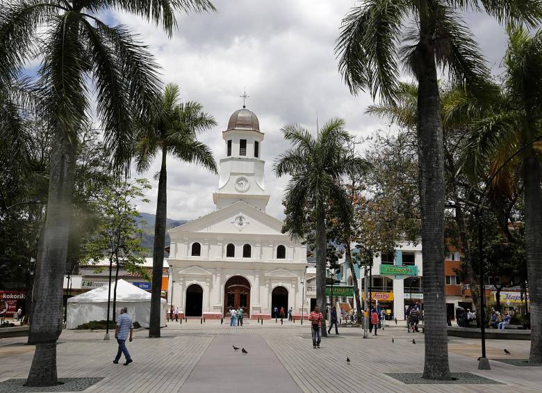 La remodelación del parque principal, Simón Bolívar, ya entregado, es una de la obras de Itagúi Tiene Centro. FOTO henry agudelo