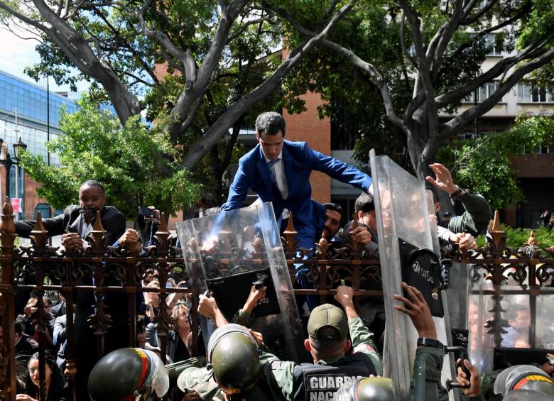 El líder opositor Juan Guaidó mientras intenta ingresar al hemiciclo de la Asamblea Nacional. FOTO AFP