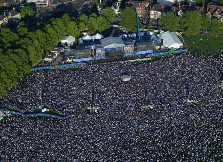Así se veía el escenario donde llegaría el equipo para celebrar con los fanáticos. FOTO AP