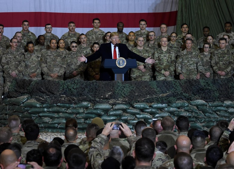 El presidente de Estados Unidos, Donald Trump, habla con las tropas durante una visita sorpresa del Día de Acción de Gracias en Afganistán. FOTO AFP