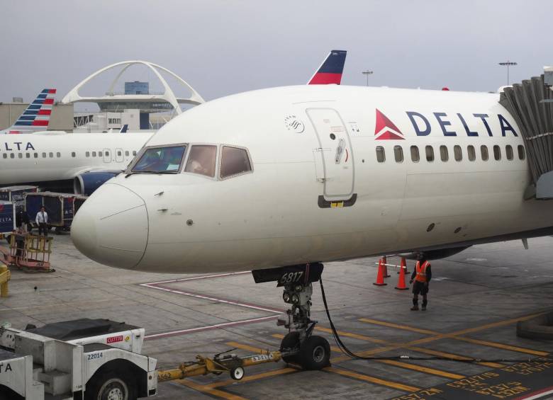 Familia denuncia que fue expulsada de vuelo sobrevendido por negar asiento de su hijo