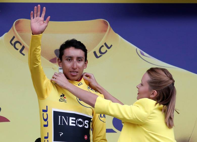 Egan Bernal en el podio del Tour de Francia. FOTO EFE