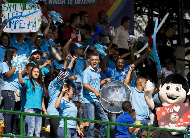 Padres, familiares y aficionados de los diferentes equipos hicieron su fiesta en la tribuna. Foto julio césar herrera