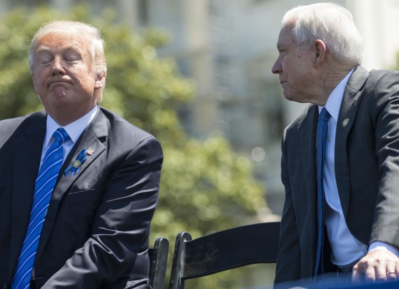 El presidente de Estados Unidos Donald Trump criticó al fiscal general Jeff Sessions. FOTO: AFP