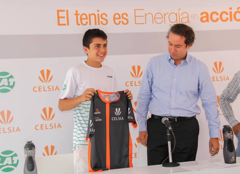 Sergio Hernández (izq.), el tenista paisa de gran proyección, y Ricardo Sierra, presidente de Celsia. FOTO cortesía liga de tenis