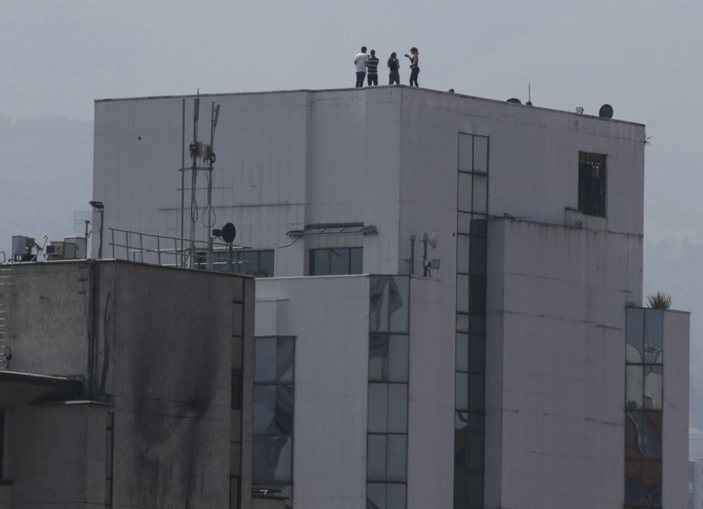 En las Azoteas de edificios aledaños al Mónaco ya se están acomodando los curiosos esperando la implosión. FOTO: JUAN ANTONIO SÁNCHEZ