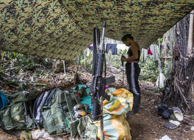 Mientras se construye la zona veredal, los guerrilleros se quedan en campamentos provisionales. 