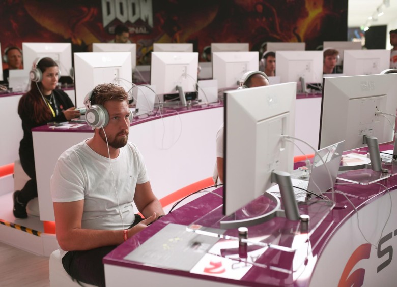 En esta foto de archivo tomada el 21 de agosto de 2019, los visitantes juegan “Doom”, basado en el juego en la nube en el stand de Google Stadia, durante la feria de videojuegos Gamescom en Colonia, Alemania occidental.