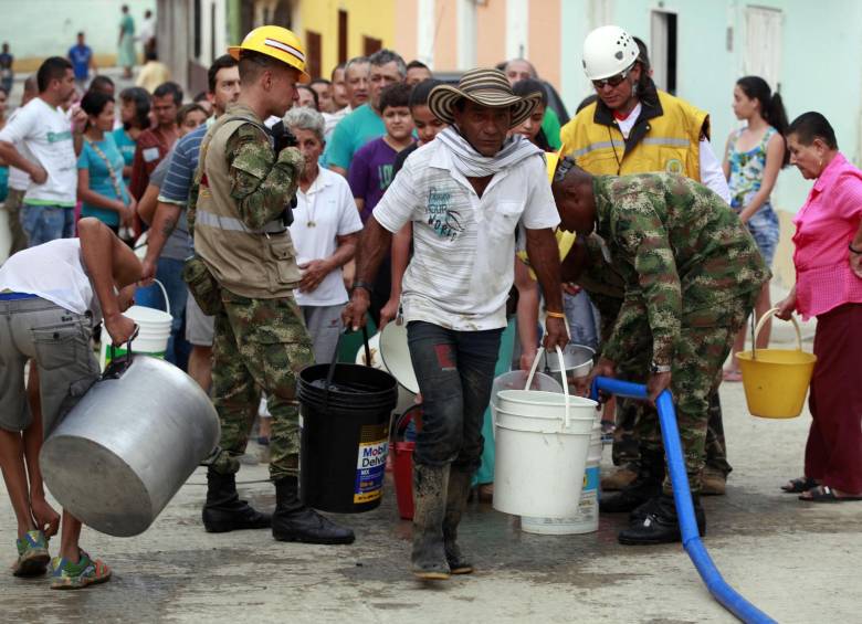 El servicio de agua en Salgar ya se restableció en un 70 por ciento. FOTO MANUEL SALDARRIAGA