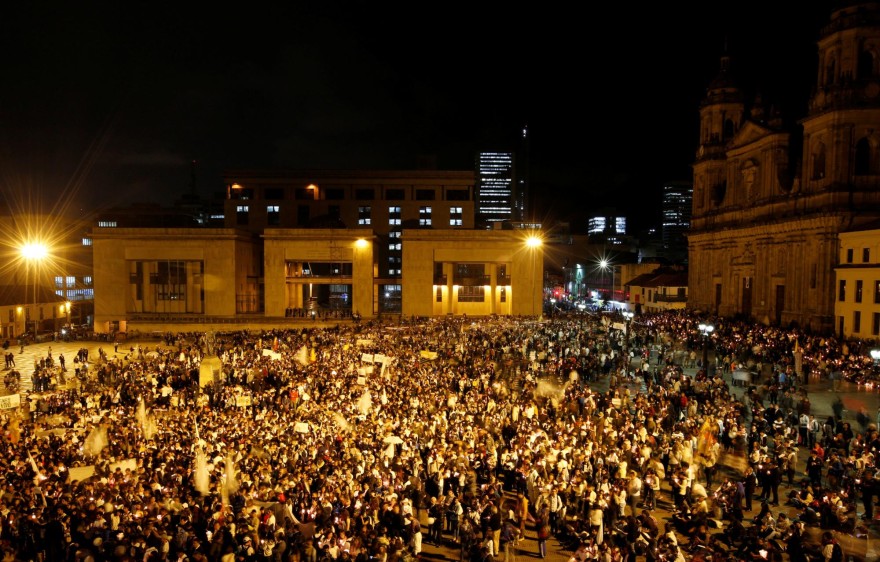 Los marchantes llenaron la Plaza de Bolívar en Bogotá. FOTO Reuters