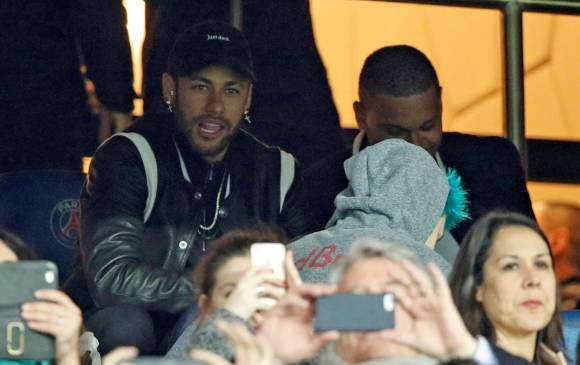 Neymar, en la tribuna durante el juego del miércoles por la Champions. FOTO EFE
