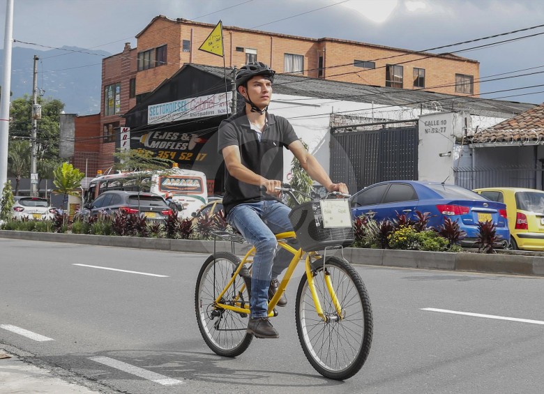 Una empresa como Bike Rent puede alquilar hasta 20 de sus tradicionales bicicletas amarillas al día. Tienen convenio con hostales para ofrecer el servicio a huéspedes. FOTO ROBINSON SÁENZ