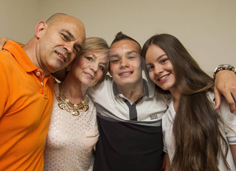 En la imagen, Tomás acompañado por sus padres Juan Diego y Aidé y su hermana Catalina. FOTO Jaime Pérez