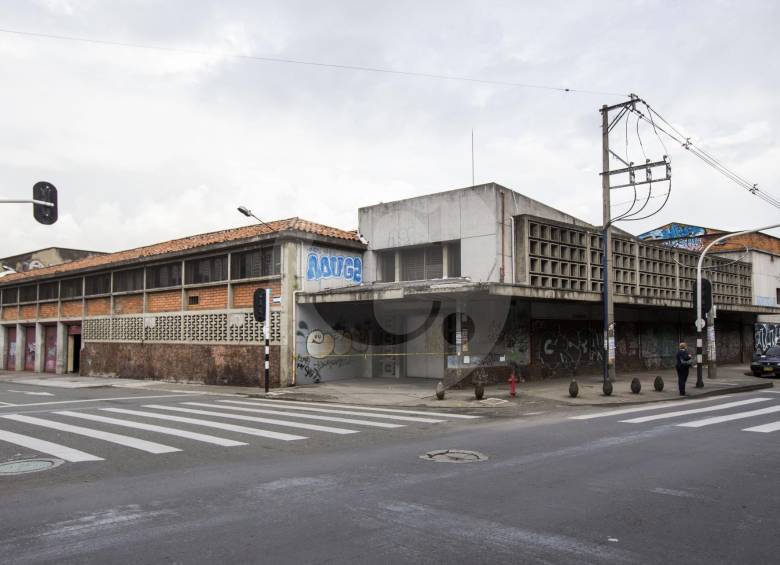 La antigua sede de la Editorial Bedout, en la carrera 51 (Bolívar) con calle 61, dará paso a la nueva edificación que alojará a la Facultad Nacional de Salud Pública de la U. de A. Hoy alberga los carros de una funeraria. FOTO JULIO CÉSAR HERRERA