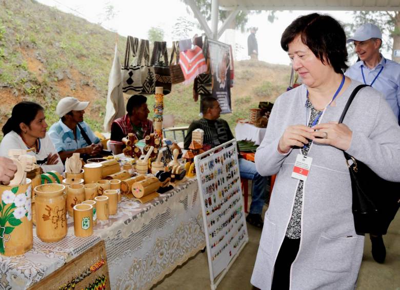 La embajadora de Polonia, Joanna Wronecka, observa los productos artesanales de exguerrilleros de las Farc. FOTO Cortesía ONU