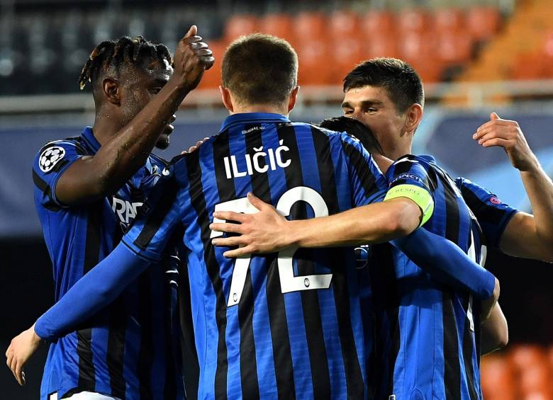 El goleador colombiano Duván Zapata hizo parte del festejo del Atalanta que dejó en el camino al Valencia en la Champions. Luis Muriel se quedó en el banco de suplentes. FOTO efe
