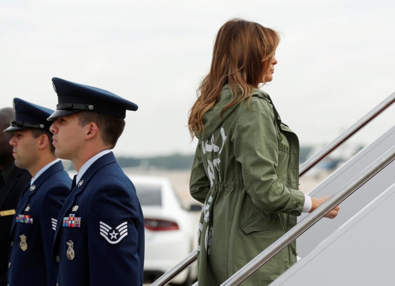 Melania Trump, primera dama de Estados Unidos, al momento de abordar el vuelo hacia Texas. FOTO REUTERS