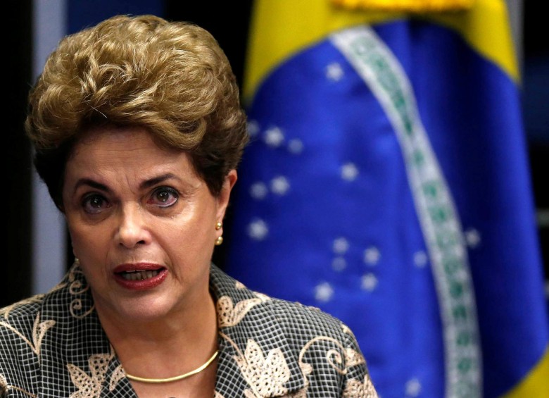 En la que será tal vez su última comparecencia ante el Senado como presidenta (s), Dilma Rousseff intentó ser contundente en su discurso, pero no pudo ocultar en sus ojos la frustración que le ha producido esta coyuntura que lleva meses en Brasil. FOTO reuters