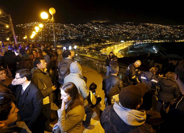 Las autoridades chilenas recomendaron a toda la población de la costa chilena dirigirse a los puntos de encuentro. FOTO Reuters