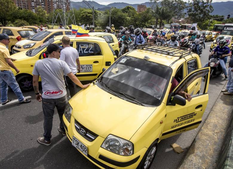 Sector de puente de la calle San Juan, bloqueo de la vía por parte de taxistas que protestaban contra plataformas ilegales. Foto: Juan Antonio Sánchez. 