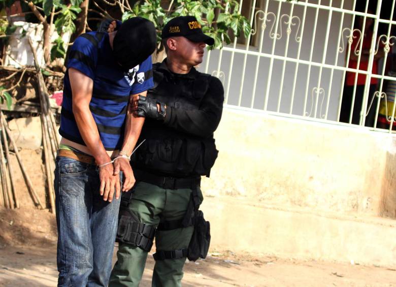 En la operación han sido capturados en total 10 presuntos paramilitares, y que esta madrugada fueron encontradas más de 50 toneladas de alimentos. FOTO AFP