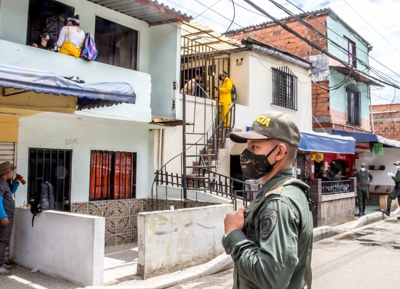 El sector Sinaí quedó encerrado y los habitantes les pidieron a las autoridades más respeto e información sobre las medidas a tomar. FOTO: JUAN ANTONIO SÀNCHEZ