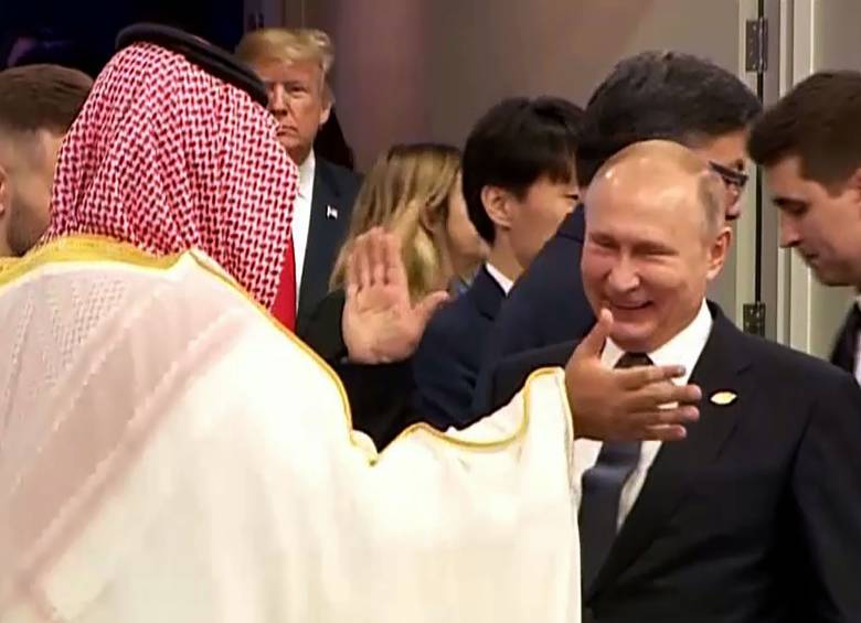 Saludo entre Vladímir Putin y Mohamed bin Salmán en la cumbre del G20. FOTO: AFP