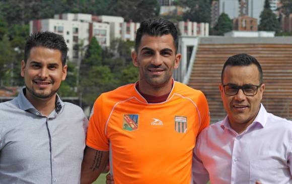 Gerardo Jiménez Reyes (centro), nuevo refuerzo del Envigado. FOTO CORTESÍA ENVIGADO FC