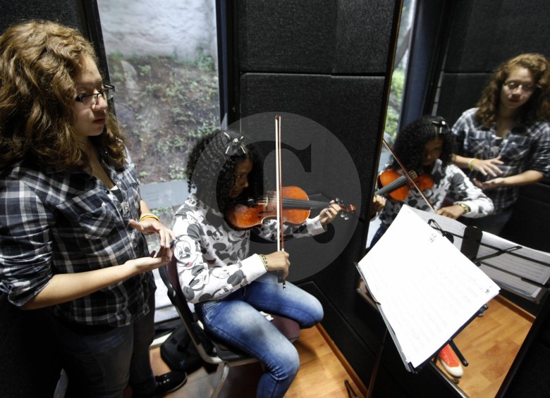 Los niños que quieran presentarse a la Orquesta Binacional, deben subir una pieza musical a YouTube. FOTO Manuel saldarriaga