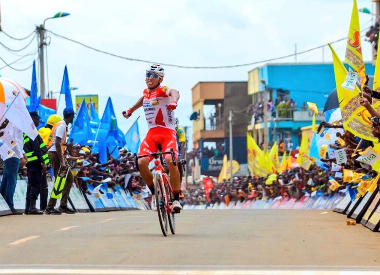 El festejo del colombiano Jonathan Restrepo en la tercera etapa del Tour de Rwanda. FOTO @tour_du_Rwanda
