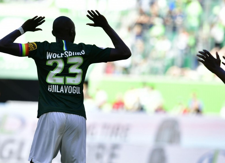 El capitán del Wolfsburgo luce brazalete contra la homofobia