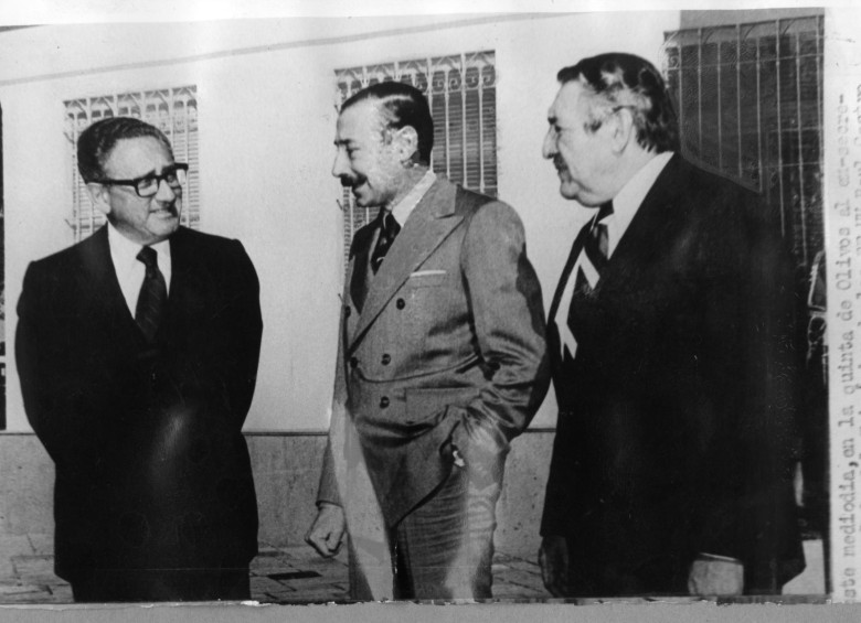 El dictador Jorge Videla con Henry Kissinger y el embajador Raúl Castro. 
