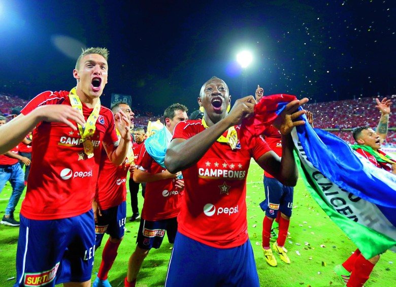 El argentino Matías Cahaís y Juan Fernando Caicedo celebrando con euforia el título rojo.