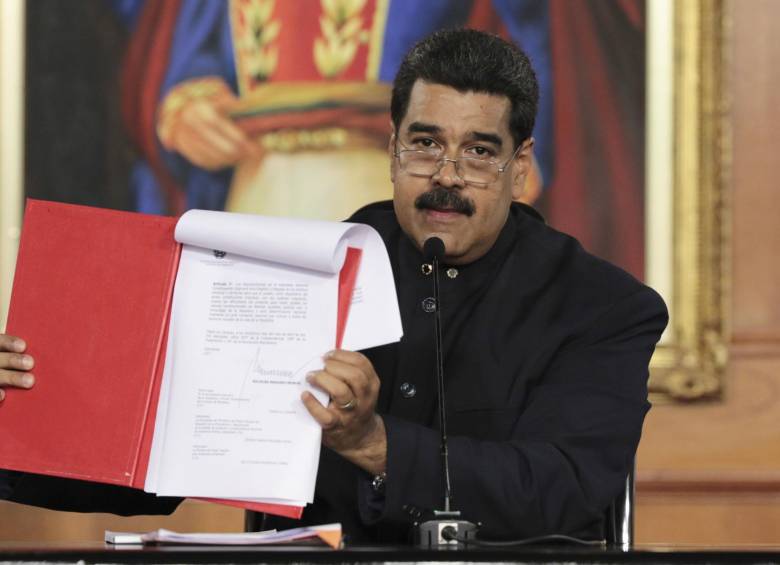 Nicolás Maduro firmó ayer el decreto con el que convoca a la Asamblea Nacional Constituyente. FOTO: EFE