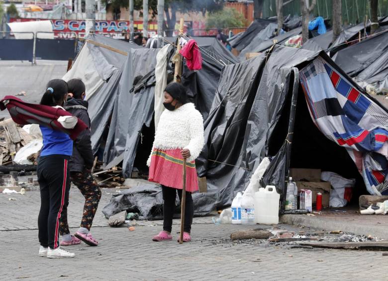 Los indígenas, quienes viven en un improvisado campamento en un parque del centro de Bogotá, reclaman por ayuda. FOTO EFE