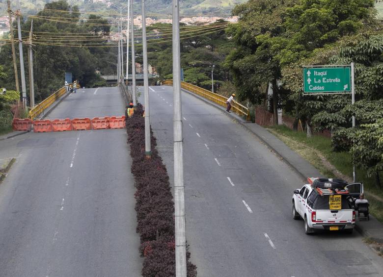 Así luce el puente Simón Bolívar en la mañana de este domingo. FOTOS MANUEL SALDARRIAGA