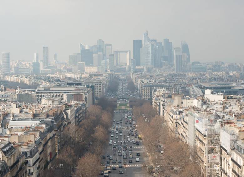 Contaminación del aire en los Campos Elíseos en París. FOTO: Shutterstock