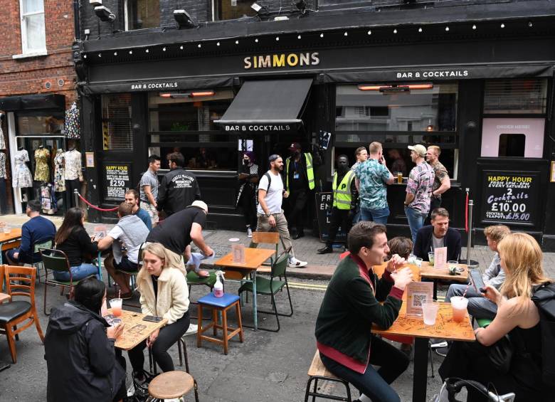 Así celebraron los británicos la reapertura de los pubs