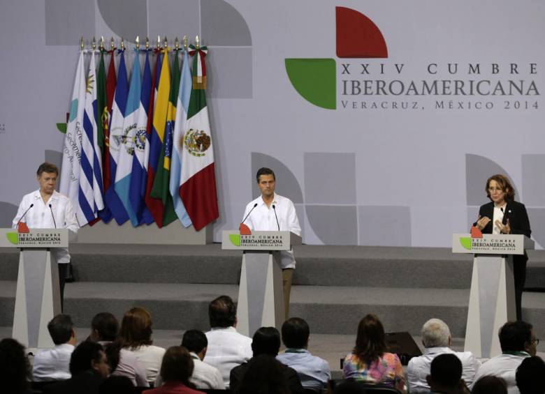 Santos (izq.), junto al presidente mexicano Enrique Peña Nieto (centro) y Grynspan. FOTO reuters
