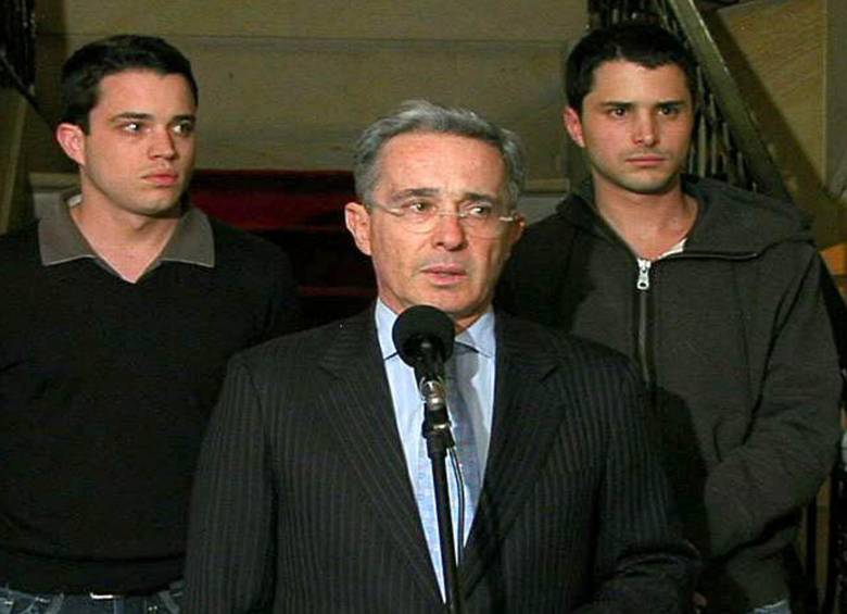 El expresidente y ahora senador Álvaro Uribe Vélez denunció este viernes que tras la captura de su hermano Santiago, recibió informaciones que la Fiscalía estaría buscando capturar a sus hijos. FOTO COLPRENSA