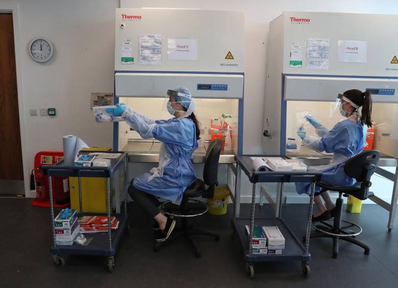 Los ensayos para la vacuna de Oxford y AztraZeneca se encontraban en la fase 3. FOTO: AFP