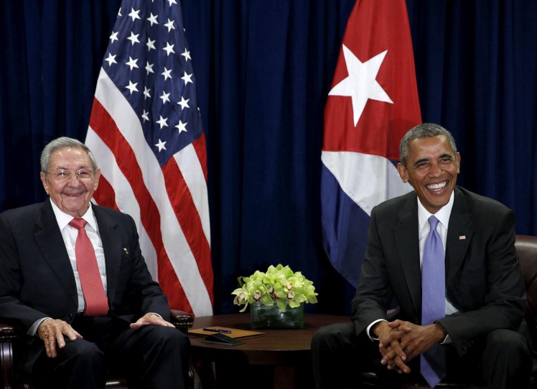 Una sonrisa de oreja a oreja, casi de amistad, dejaron ver ayer los presidentes de Cuba y Estados Unidos antes y después de la reunión que sostuvieron en la sede de la ONU. FOTO reuters