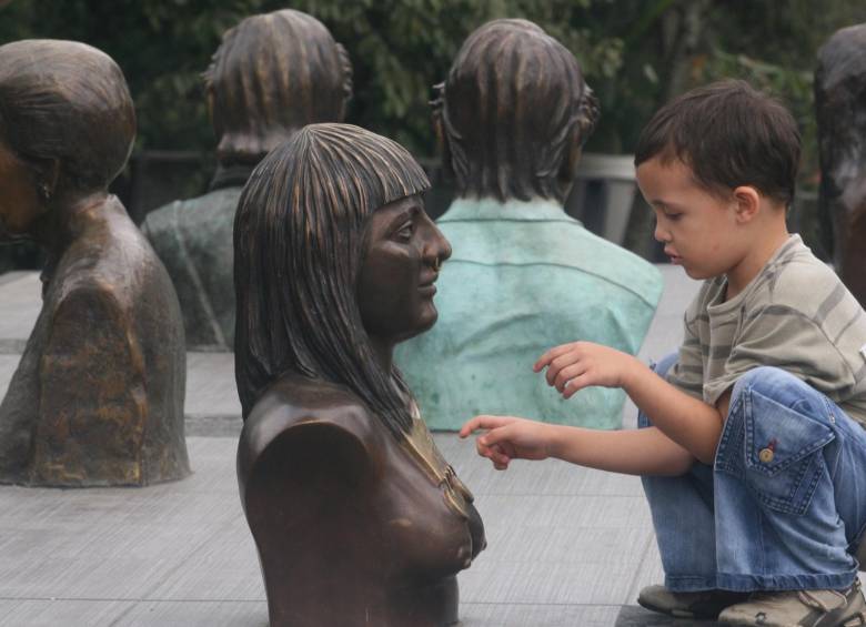 Los bustos de las mujeres, que estaban a la altura del piso, se ubicaron en atriles en 2011 . FOTO EL COLOMBIANO