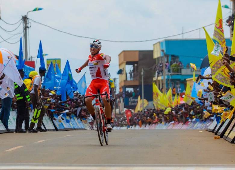 El caldense Jhonatan Restrepo celebra en suelo africano. Hoy, con montaña, nueva opción para Colombia. FOTO twitter COC