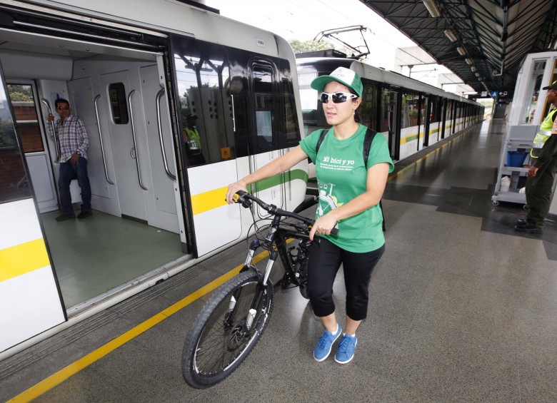 Los usuarios ciclistas deben ocupar solamente los espacios señalizados para ellos en los coches de los trenes. FOTO: MANUEL SALDARRIAGA