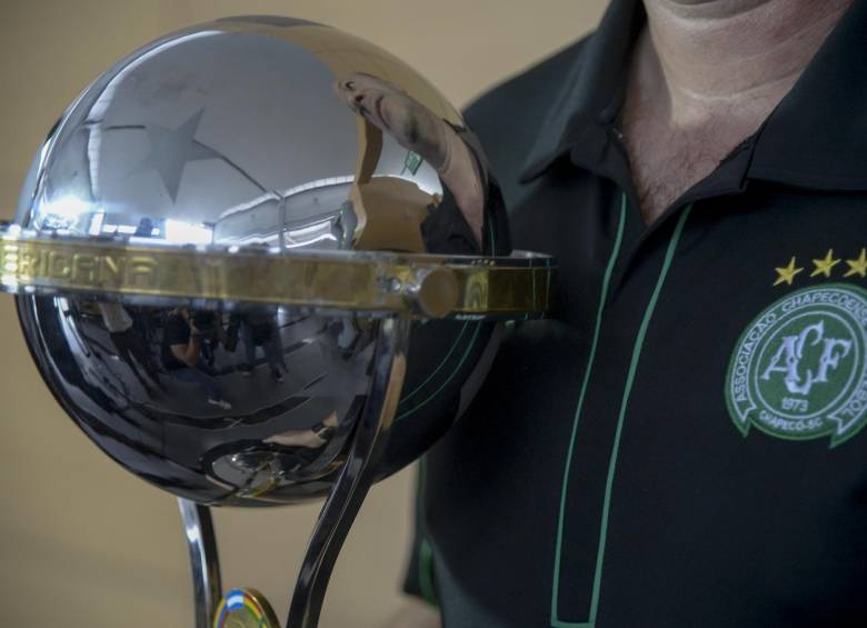 Santa Fe regaló réplica de la Copa Sudamericana al Chapecoense